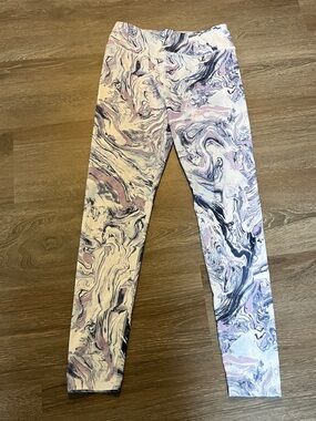 SO Marble Swirl High-Rise Yoga Leggings in White, Pink, Gray size medium